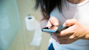 Lieber nicht das Handy mit aufs Klo nehmen!