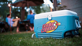 Cooler Cannon: Diese Kühlbox wirft Bierdosen