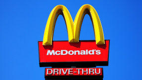 Frau bekommt bei McDonald’s einen Spüliccino