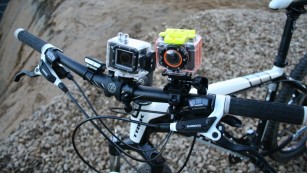 Full-HD-Camcorder für 80 Euro: Test des aktuellen Lidl-Schnäppchens Mit dem Unterwasser-Gehäuse lässt sich die Lidl-Action-Cam (im Bild rechts) sicher zum Beispiel am Fahrradlenker befestigen. Links daneben ist eine zum Vergleich mitgefahrene Rollei-Kamera.  © COMPUTER BILD