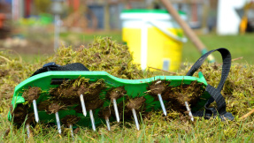 Rasen lüften  so machen Sie das Grün wieder schön