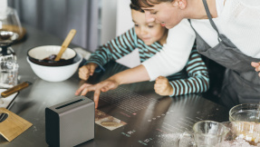 Sonys Mini-Beamer verwandelt Flächen in Touchscreens