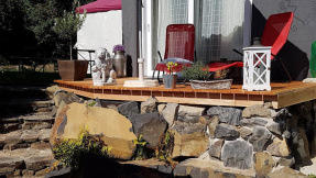 So geht es: Terrasse aus Natursteinen bauen