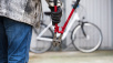 Dieb steht vor angeschlossenem Fahrrad © Rainer Fuhrmann - fotolia.com Dieb steht vor angeschlossenem Fahrrad © Rainer Fuhrmann - fotolia.com