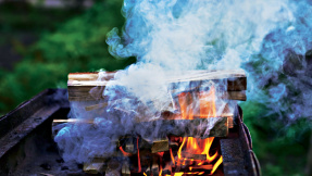 Rauchende Grills  würzig gesmokte Burger und Steaks
