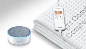 Beurer CosyNight mit Alexa unter einer Decke