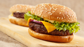 Tag des Cheeseburgers  Zeit, den Grill anzuwerfen