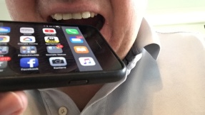Schock-Video: Mann testet iPhone-Ersatzakku