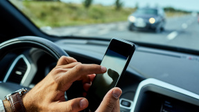 Handy am Steuer: Droht bald der Führerscheinentzug?