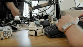 Anki Cozmo: So lebt es sich mit dem putzigen KI-Roboter