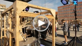 Angekurbelt: Riesige Musikbox spielt Zufalls-Songs