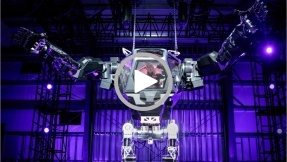 Bald Superschurke? Jeff Bezos steuert Riesen-Roboter