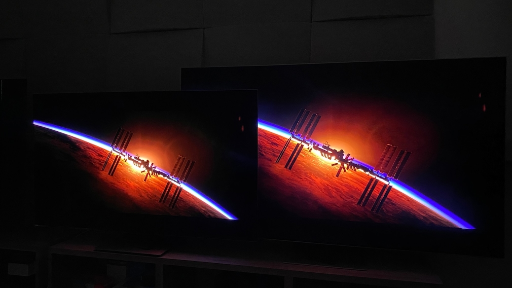 Im direkten Vergleich wirkt das OLED-Bild (links) plastischer und klarer, beim QLED (rechts) hellen sehr helle Bildbereiche den schwarzen Hintergrund auf.