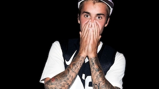 Justin Bieber schlägt Hände vors Gesicht