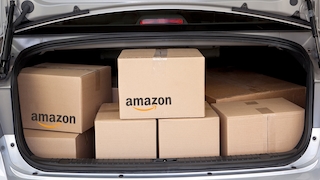 Amazon-Päckchen im Auto