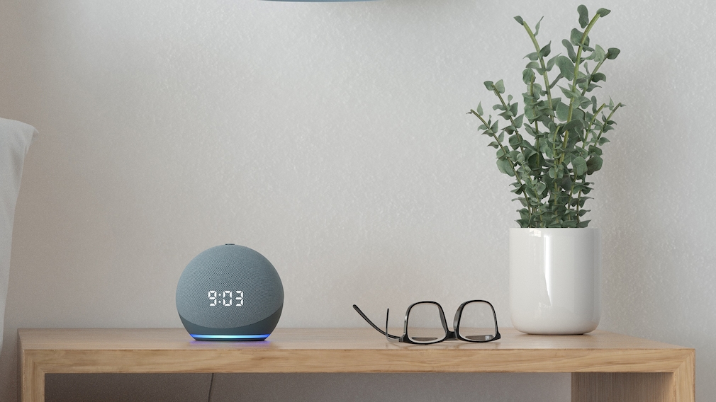 Amazon Echo Dot mit Uhr auf dem Nachttisch 