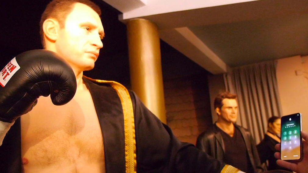 iPhone X ausgetrickst: Klitschko haut Face ID um! Der ehemalige Box-Weltmeister Vitali Klitschko im Angesicht mit Apples Face-ID-Technik. 