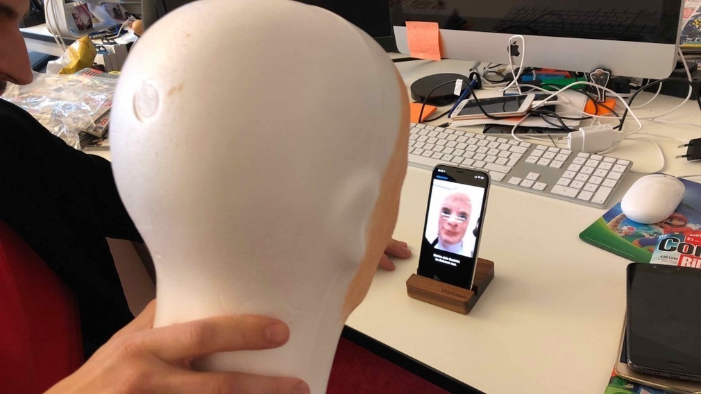 iPhone X ausgetrickst: Klitschko haut Face ID um! Die ersten Knackversuche im Labor widerstand die Face ID-Kamera. Noch ...  