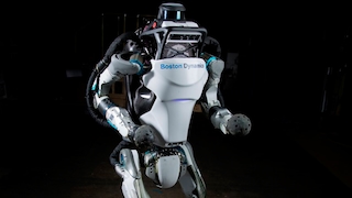 Atlas: Humanoider Roboter steht den Rückwärts-Salto