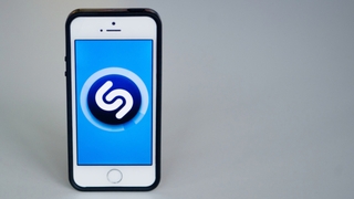 iPhone mit Shazam-Logo