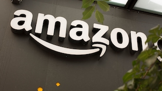 Amazon-Logo an Geschäftsgebäude