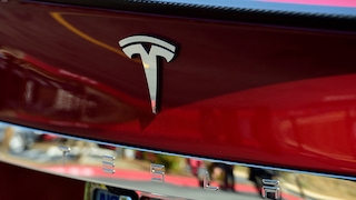 Tesla-Logo am Heck des Modells 3