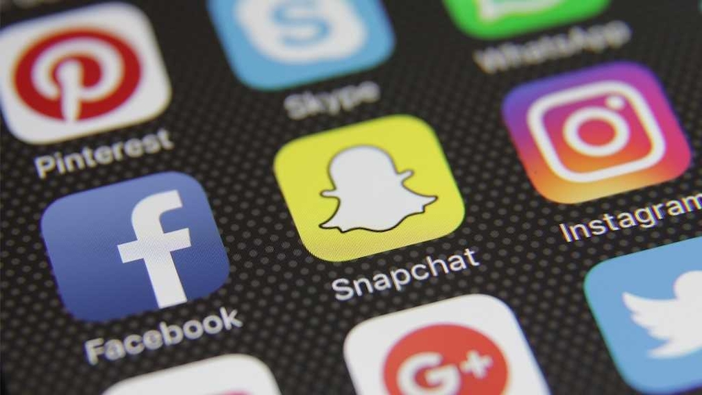 Handy mit Snapchat- und Instagram-App