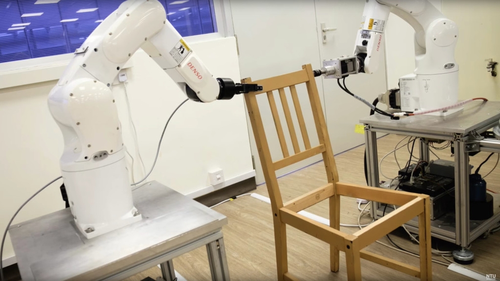 Roboter montiert IKEA-Stuhl