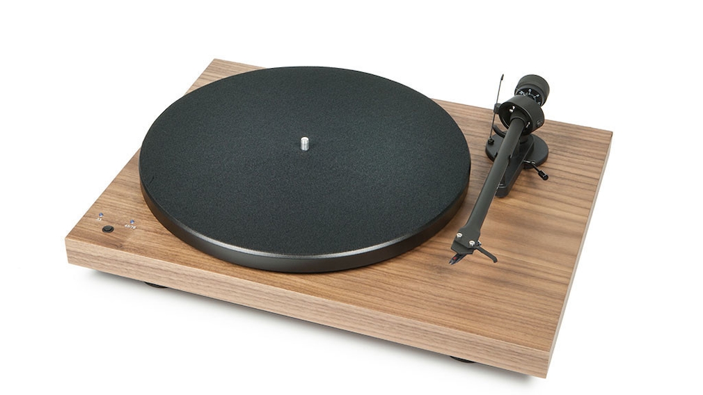 Vinyl lebt: Plattenspieler im Test Der Hersteller Pro-Ject bietet den Plattenspieler Recordmaster in verschiedenen Oberflächen aus Holz und Lack an. 