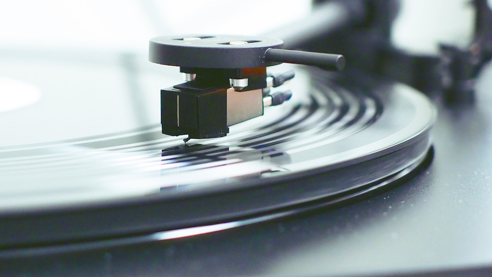 Vinyl lebt: Plattenspieler im Test Der jährliche Record Store Day zeigt: Vinyl lebt. Sony hat mit dem PS-HX500 den passenden Plattenspieler im Programm. 