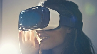 Foto einer Frau, die ein VR-Headset trägt
