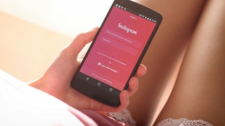 Smartphone mit Instagram-App