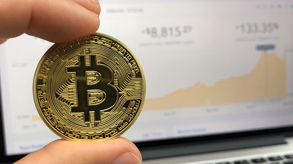 Münze mit Bitcoin-Symbol
