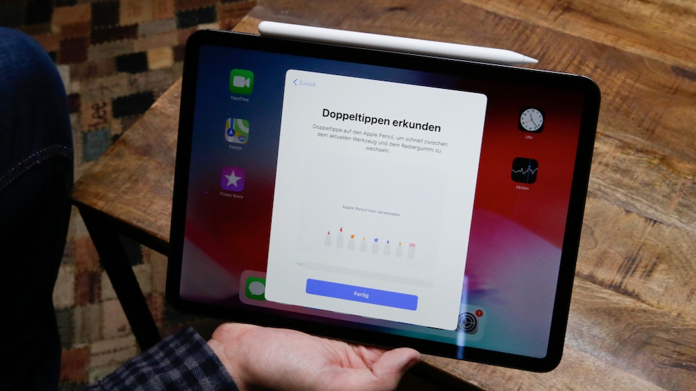 Apple iPad Pro (2018) 11-Zoll: Apple macht das iPad zum Notebook-Ersatz Der optional erhältliche und überarbeitete Apple Pencil kann nun auch Gesten ausführen, was das Arbeiten spürbar erleichtert. 