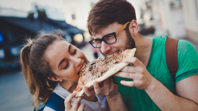 Italienischer Chefkoch verrät: So isst man Pizza richtig!