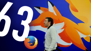 Mann vor Firefox-63-Poster © Mozilla, JOSEP LAGO /gettyimages
