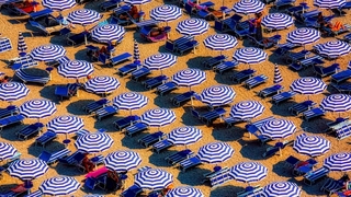 Sonnenschirme auf einem Strand