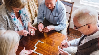 Ältere Menschen beim Scrabblen