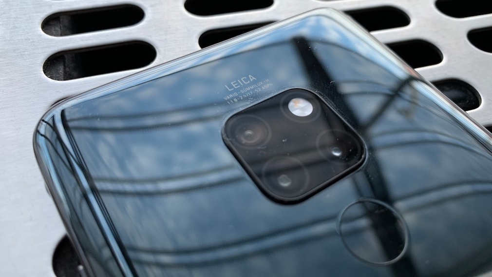 Huawei Mate 20: Test, Preis, Bilder, Release, vorbestellen – technische Daten! Die Rückseite besteht aus Glas, was Liebhabern von Fingerabdrücken freuen dürfte. Bei der Kamera setzt Huawei auch im Basis-Modell auf drei Kameralinsen. 