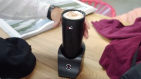 Dieser smarte Becher bereitet Ihren Kaffee direkt zu