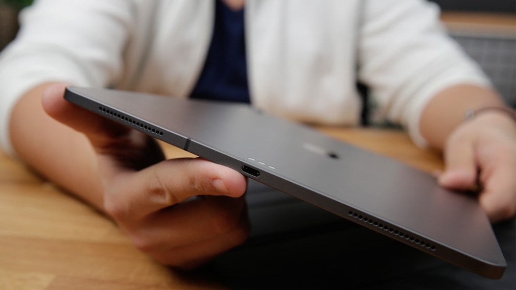 Apple iPad Pro 12.9 (2018): First Look, Preis, Release, vorbestellen, technische Daten Das neue iPad Pro 12.9 ist gerade einmal 5,9 Millimeter dünn, die Rückseite besteht aus Aluminium. 