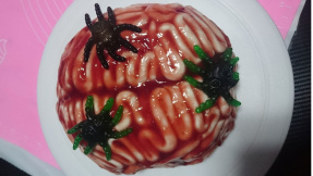 Pünktlich zu Halloween: Blutiger Gehirn-Kuchen