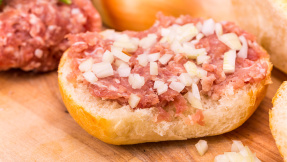 Viren im Mettbrötchen: So häufig drohen Leberinfektionen