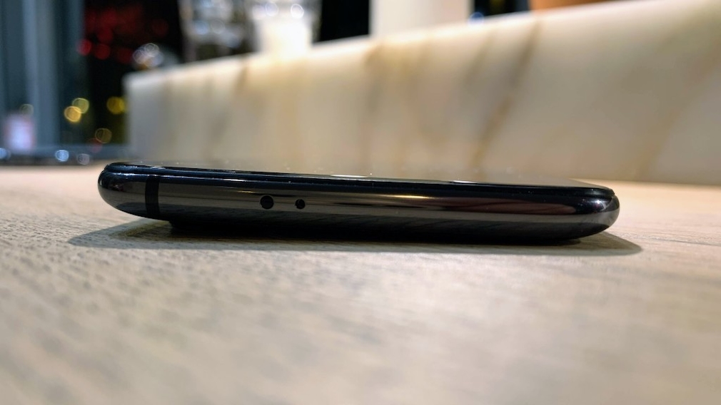 Xiaomi Mi 9: Praxis-Test, Preis, Release, Bilder, kaufen, technische Daten Zappelphillipp: Schon auf dem Bild wird klar – die herausstehende Kamera sorgt für Schlagseite beim Mi 9. 