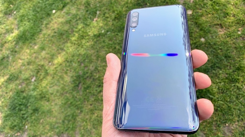 Samsung Galaxy A50: Praxis-Test, Daten, Preis, Release, kaufen Das Glasgehäuse schimmert bei Lichteinfall in Regenbogen-Farben. 