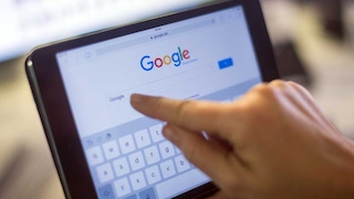Google Suchmaschine auf einem Tablet.