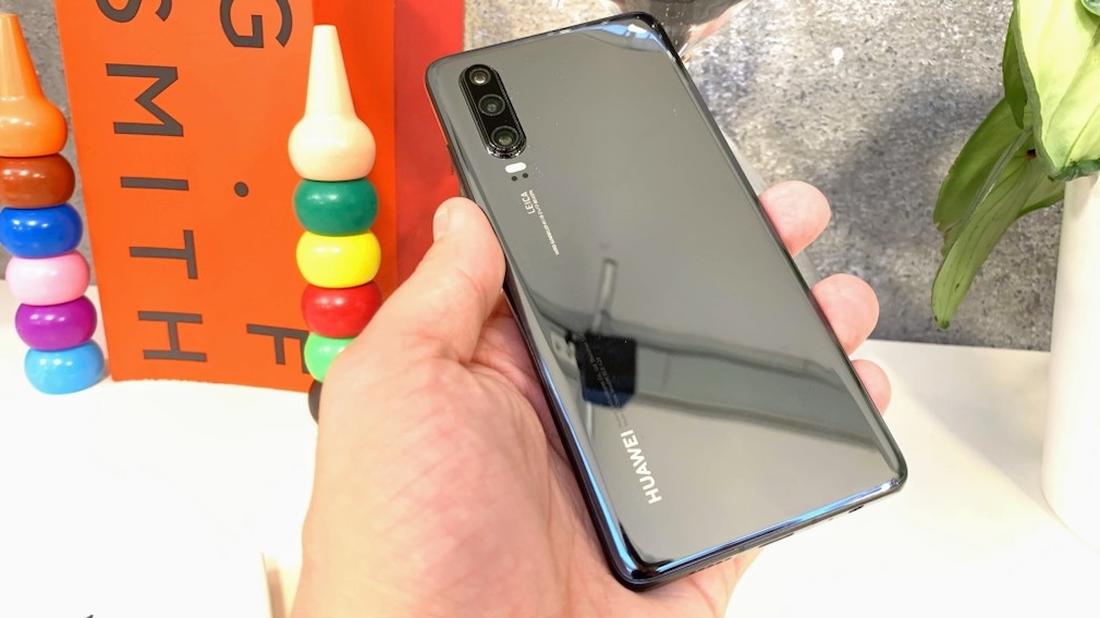 Huawei P30 in black: glass back