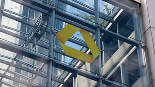 Logo der Commerzbank an einem Gebäude