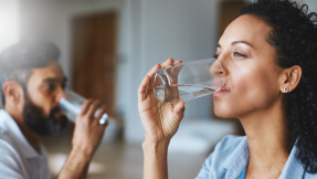 Wasser trinken: Die perfekte Menge bei Hitze