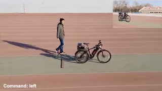 Selbstfahrendes Fahrrad auf Sportplatz